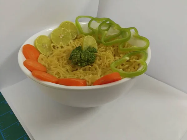 Instant Noodles Vegetables Green Chili Carrots Broccoli Lime Bowl — Stock Photo, Image