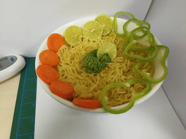Instant Nudeln Mit Gemüse Grünem Chili Karotten Brokkoli Und Limette — Stockfoto