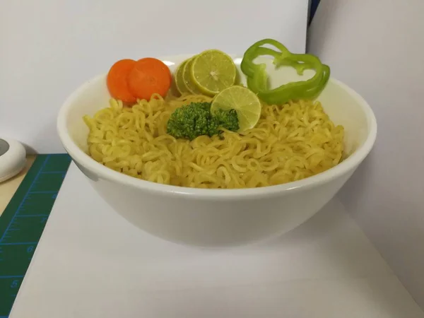 Macarrão Instantâneo Com Legumes Pimentão Verde Cenouras Brócolis Limão Tigela — Fotografia de Stock