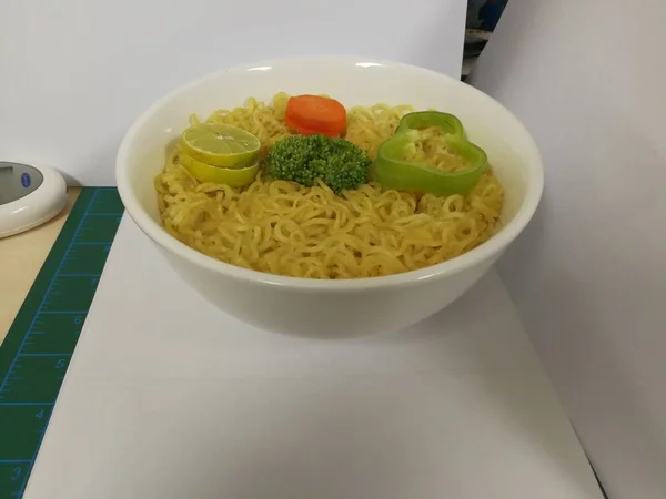 Fideos Instantáneos Con Verduras Chile Verde Zanahorias Brócoli Lima Tazón —  Fotos de Stock