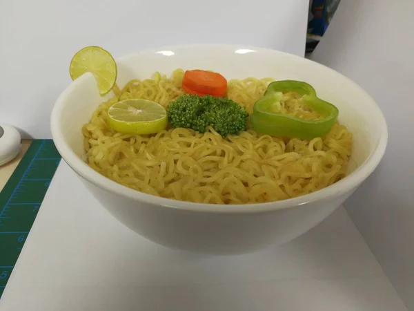 Macarrão Instantâneo Com Legumes Pimentão Verde Cenouras Brócolis Limão Tigela — Fotografia de Stock