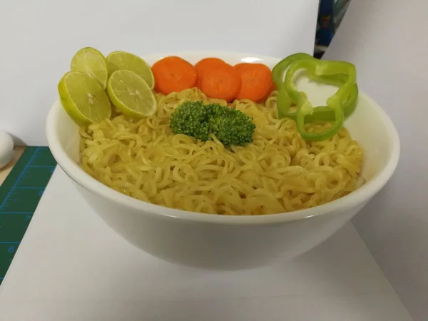 Fideos Instantáneos Con Verduras Chile Verde Zanahorias Brócoli Lima Tazón —  Fotos de Stock