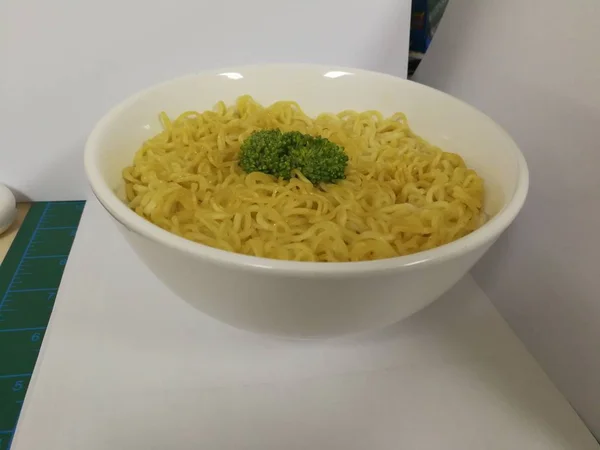 Fideos Instantáneos Con Verduras Chile Verde Zanahorias Brócoli Lima Tazón —  Fotos de Stock