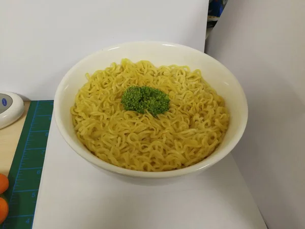 Macarrão Instantâneo Com Legumes Pimentão Verde Cenouras Brócolis Limão Tigela — Fotografia de Stock