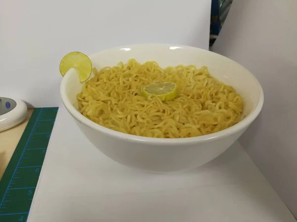 Macarrão Instantâneo Com Legumes Pimentão Verde Cenouras Brócolis Limão Tigela — Fotografia de Stock