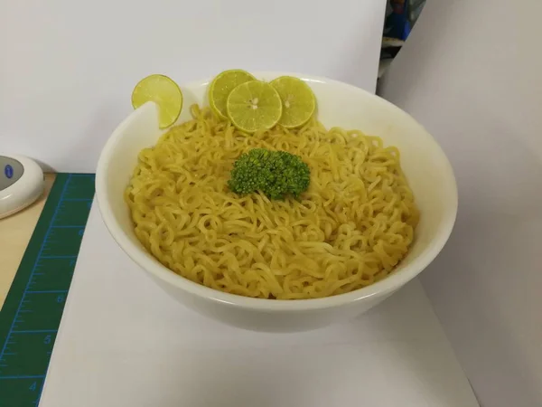 Macarrão Instantâneo Com Legumes Pimentão Verde Cenouras Brócolis Limão Tigela — Fotografia de Stock