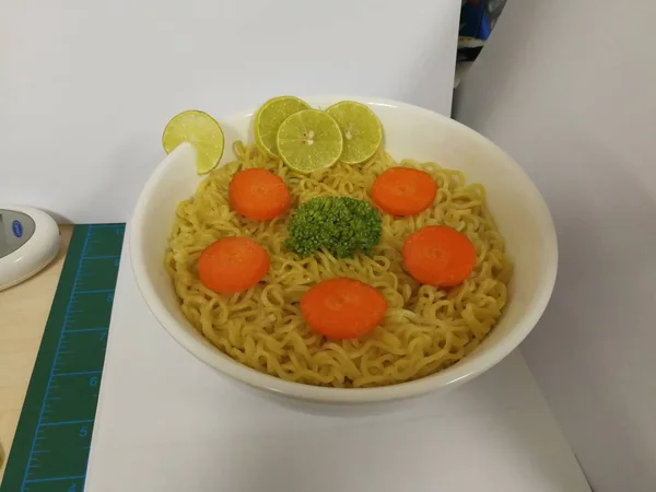 Macarrão Instantâneo Com Legumes Pimentão Verde Cenouras Brócolis Limão Tigela — Fotografia de Stock