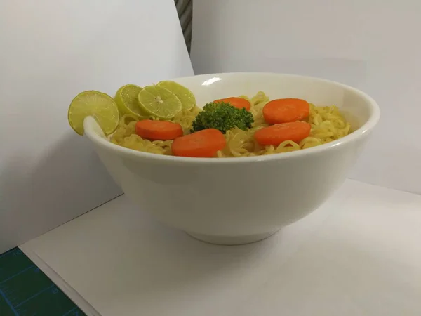 Fideos Instantáneos Con Verduras Chile Verde Zanahorias Brócoli Lima Tazón —  Fotos de Stock