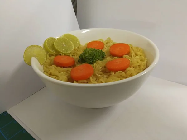 Macarrão Instantâneo Com Legumes Pimentão Verde Cenouras Brócolis Limão Tigela — Fotografia de Stock