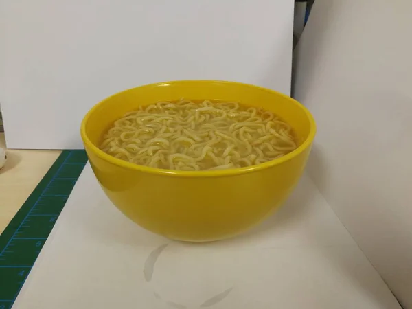 Macarrão Instantâneo Com Legumes Pimentão Verde Cenouras Brócolis Limão Tigela — Fotografia de Stock