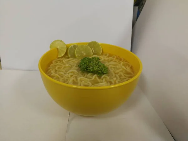 Tagliatelle Istantanee Con Verdure Peperoncino Verde Carote Broccoli Lime Ciotola — Foto Stock