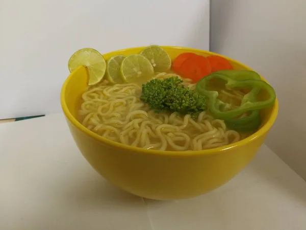 Tagliatelle Istantanee Con Verdure Peperoncino Verde Carote Broccoli Lime Ciotola — Foto Stock