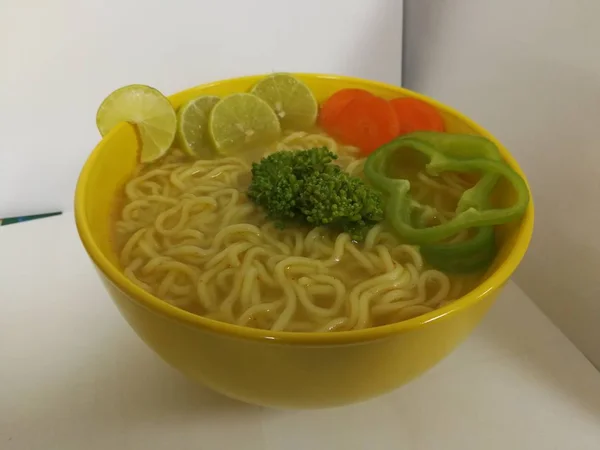 Noodles Instant Legume Chili Verde Morcovi Broccoli Var Castron — Fotografie, imagine de stoc