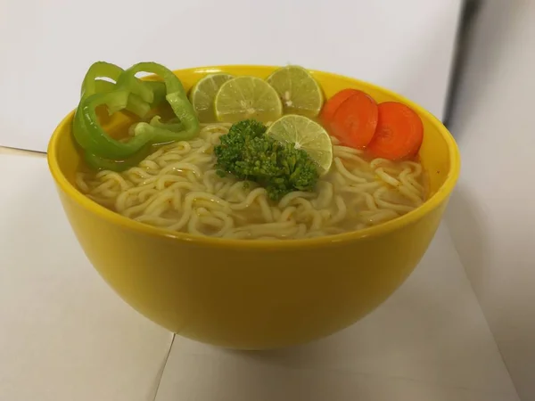 Fideos Instantáneos Con Verduras Chile Verde Zanahorias Brócoli Lima Tazón — Foto de Stock