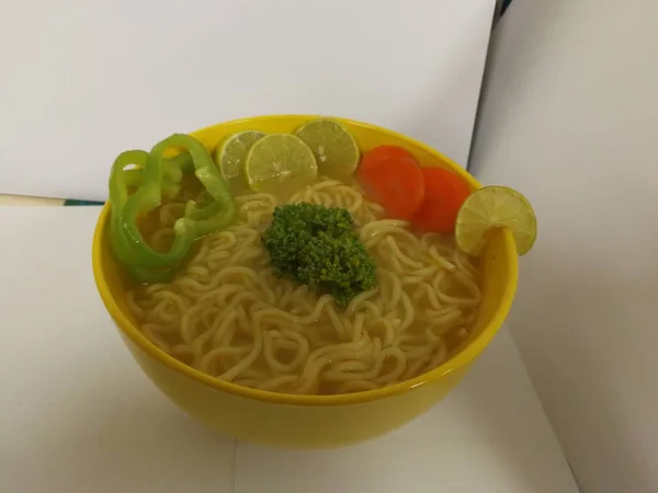 Instant Noodles Vegetables Green Chili Carrots Broccoli Lime Bowl — Stock Photo, Image