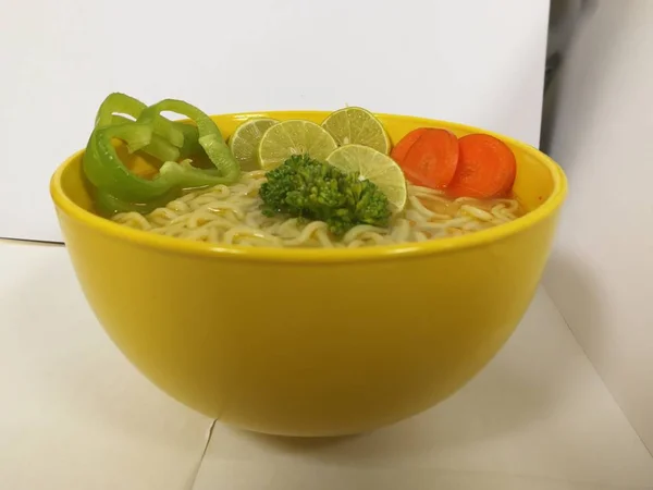 Fideos Instantáneos Con Verduras Chile Verde Zanahorias Brócoli Lima Tazón —  Fotos de Stock