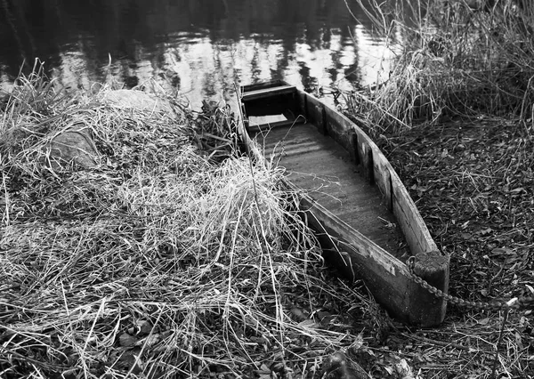 Barco de madera envejecido cerca de un estanque —  Fotos de Stock