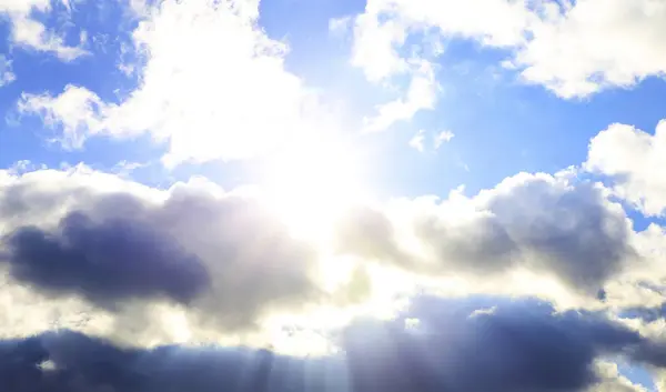 Bahar mavi gökyüzü üzerinde renkli ve kabarık bulutlar