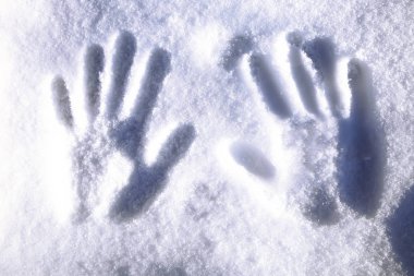  Kış fotoğraf için mikro-stoc karda erkekte bıraktığı ayak izleri