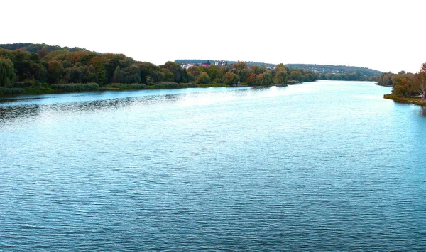 Tranquilo Amplio Río Azul Que Fluye Pacíficamente Fotos Para Micro —  Fotos de Stock