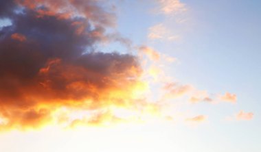 Bahar mavi gökyüzü üzerinde renkli ve kabarık bulutlar