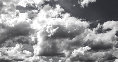 Bahar mavi gökyüzü üzerinde renkli ve kabarık bulutlar