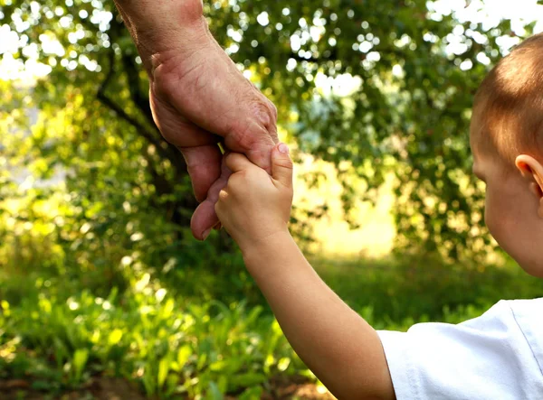 eller Dede ve torunu