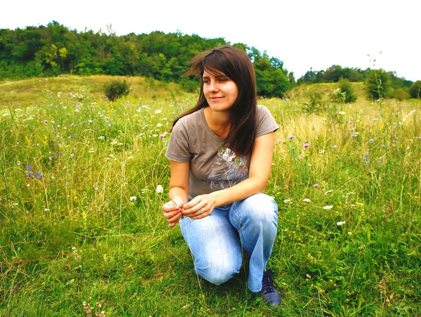  güzel ve mütevazı bir kız doğa fotoğraf mikro-stoc için dinlenme