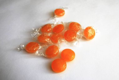  şeker ve tatlılar çeşitli şekiller ve renkler beyaz zemin üzerinde. fotoğraf mikro-stok