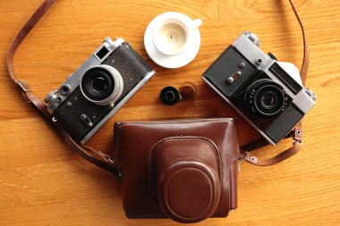 ahşap masa üzerinde Vintage fotoğraf makinesi