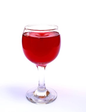  bir kristal bardak kırmızı şarap