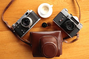 ahşap masa üzerinde Vintage fotoğraf makinesi