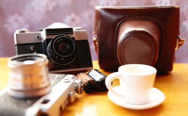 ahşap masa üzerinde Vintage fotoğraf makinesi