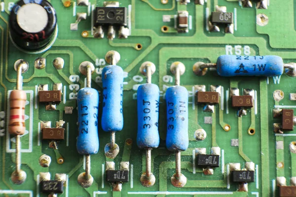 Een Chipkaart Met Condensatoren Weerstanden Transistors Esches Verschillende Delen Mikroprtsesoornymi — Stockfoto
