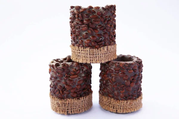 Свічки з кавовими зернами на білому — стокове фото