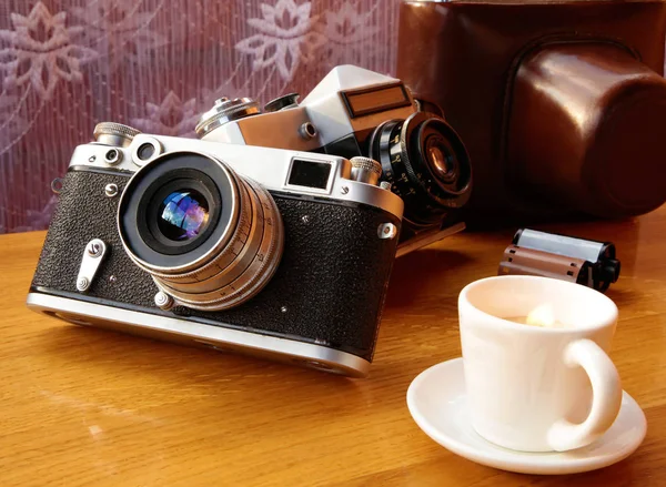 Винтажная камера на деревянном столе — стоковое фото
