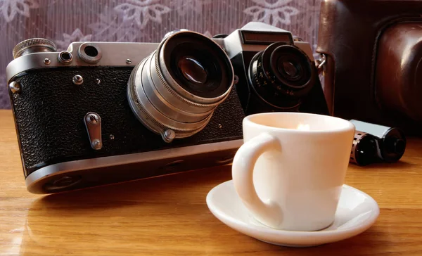 Vintage kamera på träbord — Stockfoto