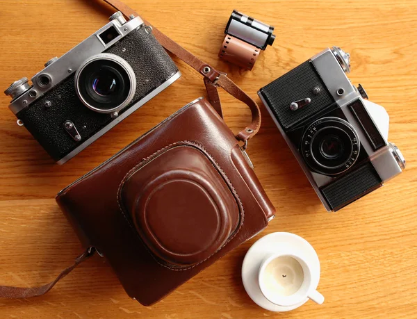 Vintage camera on wooden table — Stock Photo, Image