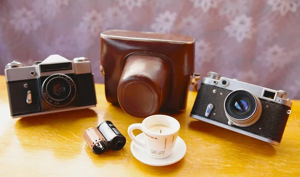Vintage camera on wooden table — Stock Photo, Image