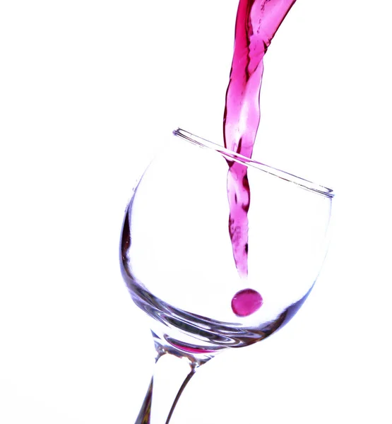 Vin rouge dans un verre de cristal — Photo