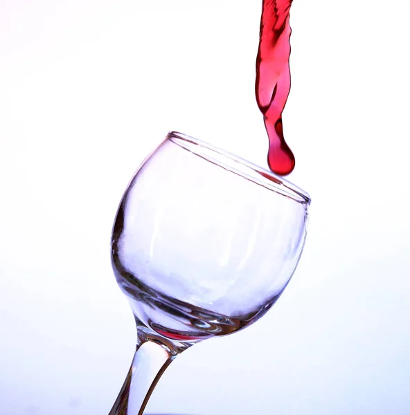Vinho tinto em um copo de cristal — Fotografia de Stock