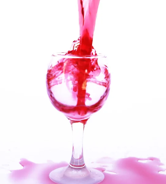 Vinho tinto em um copo de cristal — Fotografia de Stock