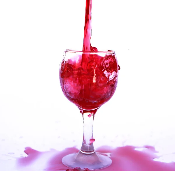 Vino tinto en una copa de cristal —  Fotos de Stock