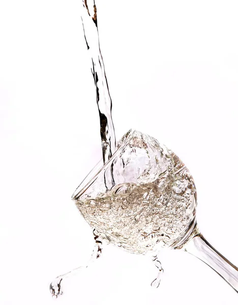 Fallendes Wasser im Glas auf Weiß — Stockfoto