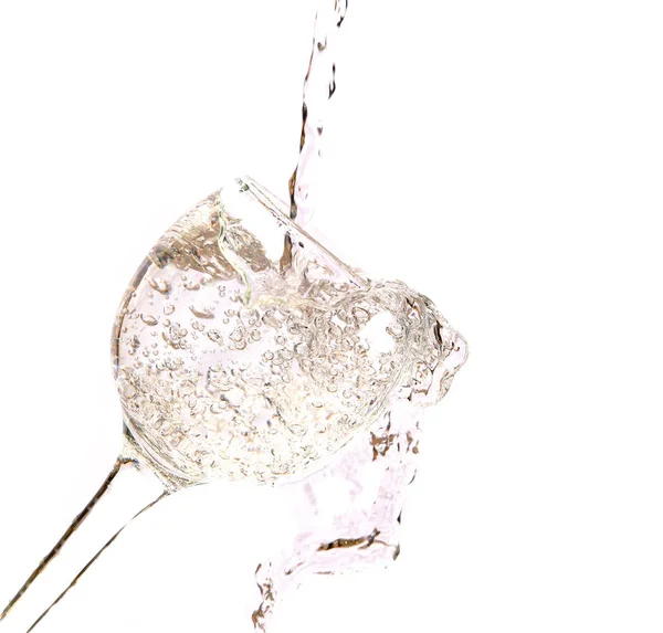 Cayendo agua en el vaso en blanco —  Fotos de Stock