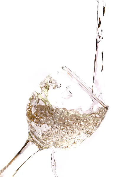 Fallendes Wasser im Glas auf Weiß — Stockfoto