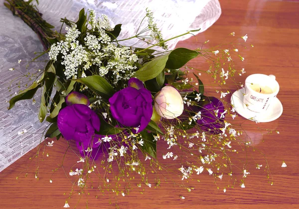 テーブルの上の牡丹のカラフルな花束 — ストック写真