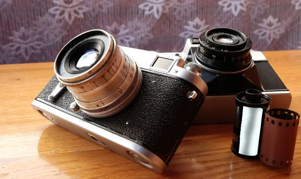 木制的桌子上的老式相机 — 图库照片