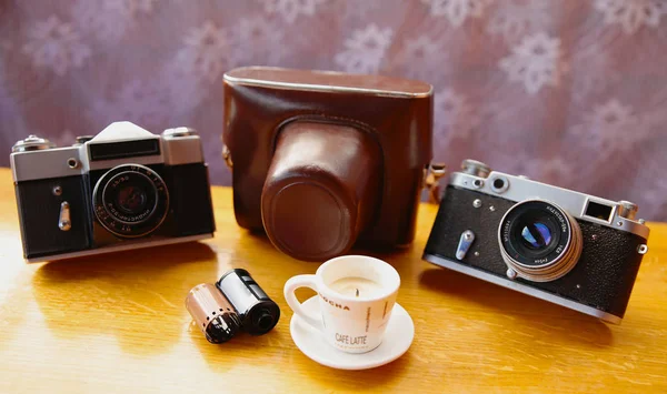 Vintage camera on wooden table — Stock Photo, Image