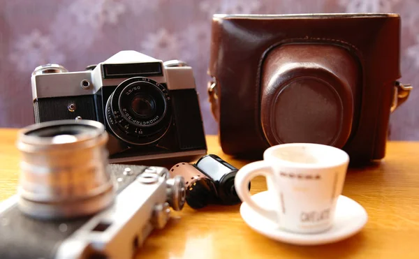 Vintage camera on wooden table — Stock Photo, Image